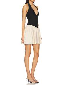 夏季时尚撞色V领短款迷你连衣裙，性感日常穿着和派对装