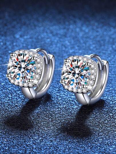 Un par de pendientes de Moissanita de 1 quilate de grado de color D-Color, claridad VVS, con certificado GRA para mujeres, adecuados para desplazamientos diarios, festivales y fiestas. La piedra principal es una Moissanita de 0,5 quilates con un resplandor deslumbrante. Los pendientes están hechos de plata de ley S925, que es hipoalergénica, elegante, simple y atmosférica. Esencial para el lugar de trabajo y el banquete, adecuado para desplazamientos diarios. Pendientes de diamante