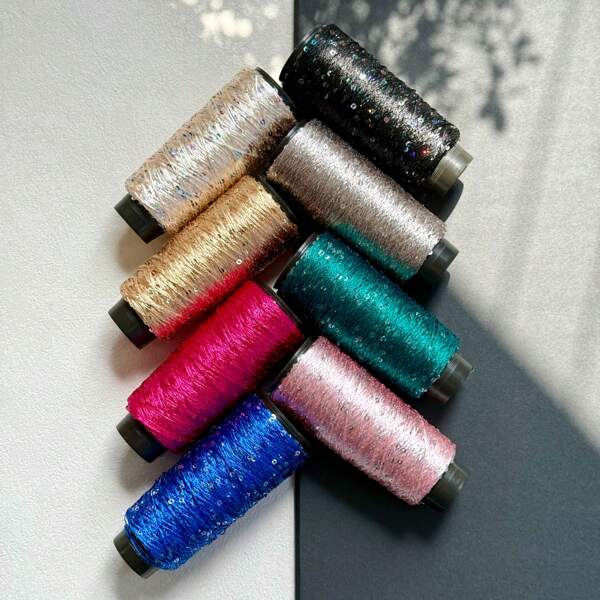 Fil en soie glacée avec caractéristique de fil à paillettes brillantes et de perles. Fil à prix spécial pour tricot à la main artisanal. Ligne fine