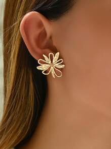 1 par de brincos elegantes e minimalistas em formato de flor para mulheres, adequados para uso diário