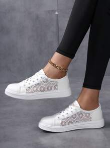 Calçado Casual Feminino de Verão em Renda Vazada e Malha Respirável, Tênis Brancos Leves, Adequados para Enfermeiras, Estudantes e Uso Diário