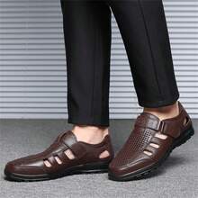 Sandalias deportivas de hombre para exteriores, con orificios de ventilación lateral, transpirables y huecas, tipo slip-on casual para el verano, con puntera cerrada, suela suave para trabajo en cocina - Marrón - Ver 4