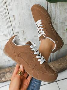 أحذية رياضية كاجوال كلاسيكية عتيقة، أحذية تزلج متعددة الاستخدامات ذات أصابع دائرية مع رباط، أحذية تدريبات رياضية مقاس زائد 2025 للنساء، أحذية كاجوال طالبية ذات قاعدة مسطحة، أحذية رياضية بيضاء للخارج - بني - مشاهدة 2