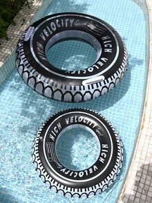 1 pieza Flotador con forma de neumático para adultos, decoración de piscina y playa, accesorio de fiesta de verano, regalo de verano perfecto para relajarse y divertirse en la piscina - Negro - Ver 3