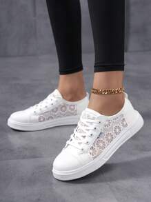 Calçado Casual Feminino de Verão em Renda Vazada e Malha Respirável, Tênis Brancos Leves, Adequados para Enfermeiras, Estudantes e Uso Diário