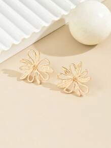 1 par de brincos elegantes e minimalistas em formato de flor para mulheres, adequados para uso diário