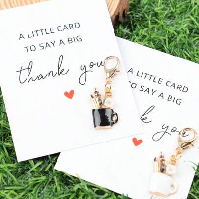 5件/3件套装，学院主题拥抱礼品口袋代币，感恩礼物，优雅笔筒，花朵图案钥匙扣配件和感谢卡，理想的生日礼物，教师节礼物，毕业礼物，学习周课堂奖励，学校活动励志和鼓励礼物。送给您的家人、朋友、同学、老师和同事。学院汽车配件，可爱哥特风，Y2K风格