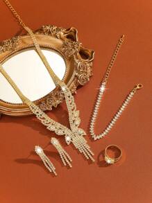 Europäischer und amerikanischer Luxus V-Ausschnitt Kupfer & kubische Zirkonia Schmuckset: 1 Halskette, 1 Paar Ohrringe, 1 Armband und 1 Ring; geeignet für den täglichen Gebrauch, Hochzeiten, Partys und andere Anlässe.