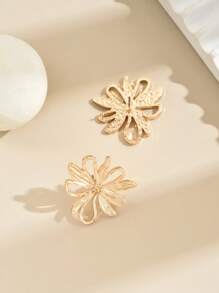 1 par de brincos elegantes e minimalistas em formato de flor para mulheres, adequados para uso diário