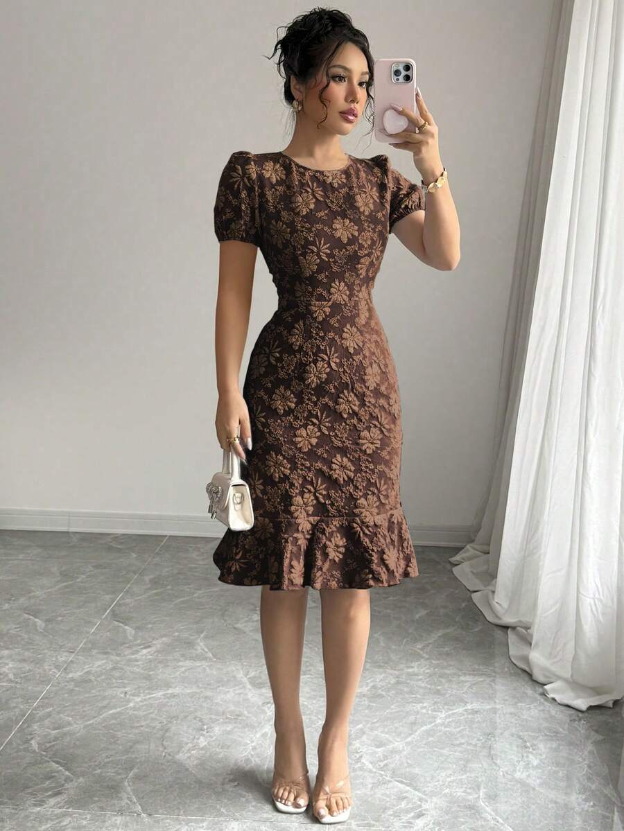 Đầm nữ dáng lửng thanh lịch màu trơn, cổ tròn, tay phồng, viền bèo nhún, chất liệu jacquard, màu xuân/hè 2025.