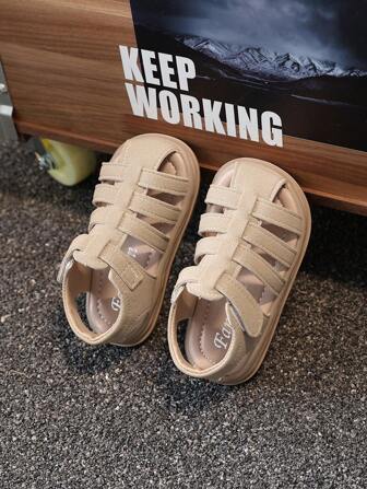 1 双儿童封闭式趾凉鞋，带 PU 鞋面、防滑外底和钩环扣