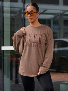 SAYEHFBABY Camiseta casual sólida con estampado "Pensar demasiado", camisetas gráficas de moda minimalista para uso diario para mujeres - Café integral - Ver 7