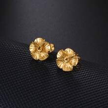 一对1厘米鸡蛋花耳钉，镀金，适合女性和女孩佩戴，在夏威夷、关岛、波多黎各和其他岛屿很受欢迎。