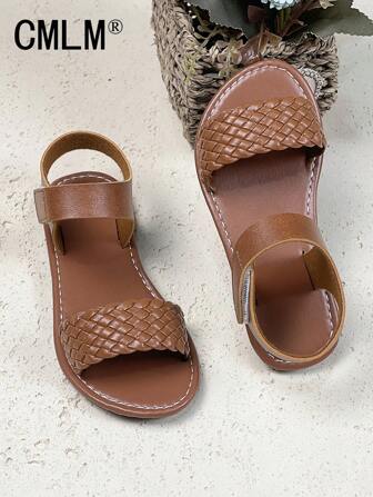 1 paire de sandales plates rondes à la mode européenne et américaine de couleur marron pour tout-petits et enfants âgés de 3 à 12 ans. Sandales romaines décontractées à lacets pour filles pour les vacances d'été, nouvelle arrivée de 2025