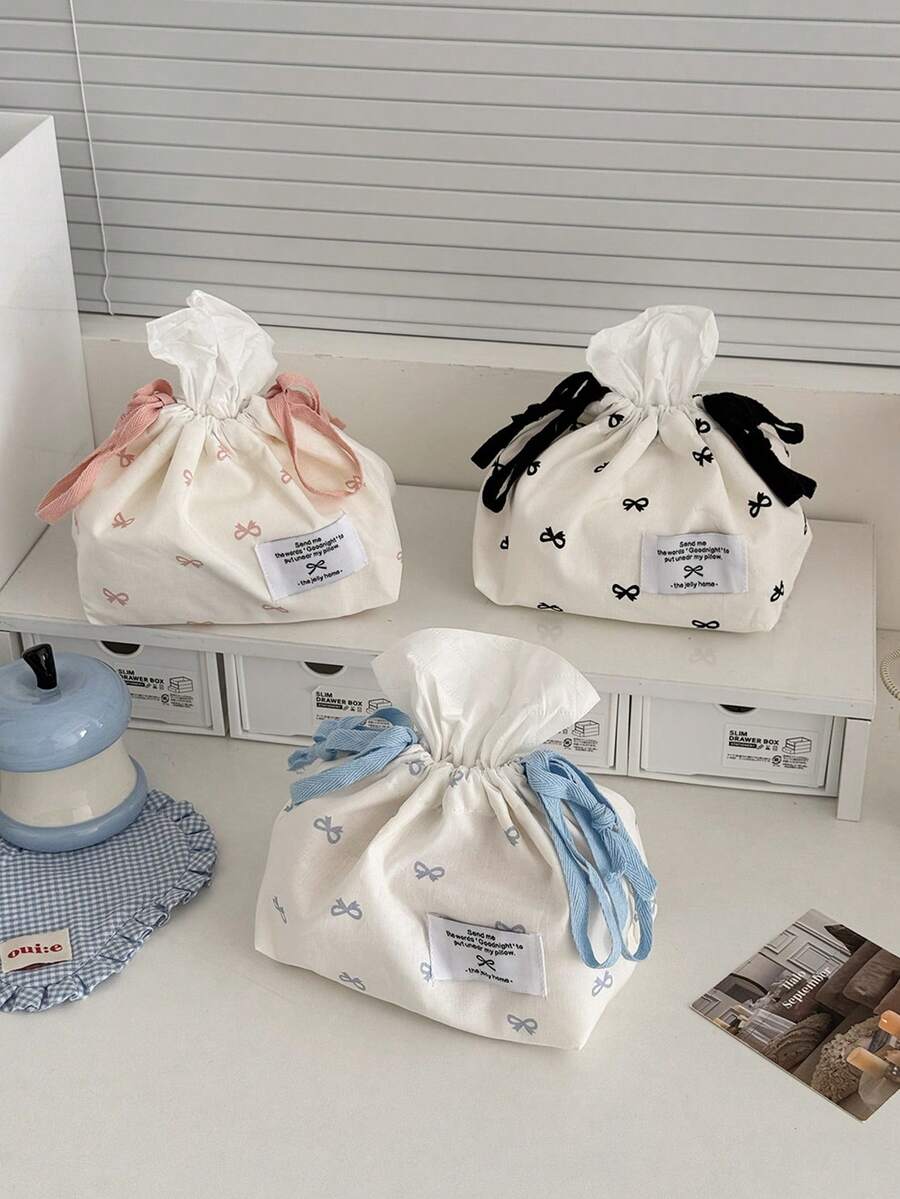 1 pièce Boîte à mouchoirs avec décoration en nœud, support de papier-mouchoirs imprimé mignon, boîte à mouchoirs pour voiture, décoration de maison pour salon, chambre, cuisine, boîte de rangement grande capacité, porte-serviettes, cadeau de Noël/Halloween, table à manger, fournitures de maison, décoration de maison, organisation de la maison, décoration de chambre, accessoires de cuisine, fournitures de cuisine, boîte de rangement de cuisine, voyage, vacances