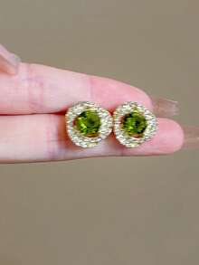 一对绿色水钻螺旋花朵耳钉，时尚优雅，适合派对和日常佩戴。