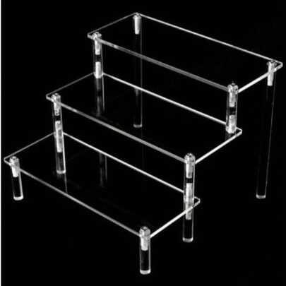 1个三层亚克力展示架，透明阶梯式层板，适用于盲盒、玩具、收藏品收纳，内含随机图案配件