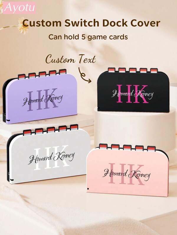 Ayotu Étui personnalisé avec nom et texte pour dock Switch2, boîte de rangement de cartes de jeu pouvant contenir 5 cartes de jeu, protège le dock contre les rayures et la poussière, compatible avec l'étui de protection de la base Switch2 2025 neuf. Un cadeau de fête pour les passionnés de jeux, les amis et la famille.