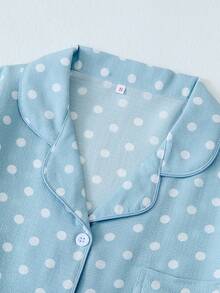 Conjunto de pijama de 2 piezas con top de manga corta y shorts con estampado de lunares, en color azul claro fresco