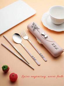 3 件套不锈钢餐具套装，包括勺子、叉子和筷子，方便学生和户外使用的餐具，带蝴蝶结装饰，厨房，节日礼物，返校礼物，工作礼物，早午餐，多功能，耐用，装饰性，可重复使用，精致，时尚，高品质，色彩鲜艳，现代，定制，个性化，独特，情人节，母亲节，生日，父亲节，毕业典礼，婚礼，乔迁