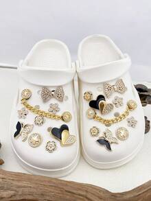 18 قطعة/مجموعة من مشابك الأحذية مزينة بسلسلة ذهبية وعقدة بيضاء وفراشات مرصعة بالراين والقلوب والنجوم والزهور ، إكسسوارات متعددة الاستخدامات للنساء لتزيين الصنادل والأحذية الشاطئية والحقائب، مناسبة لأعياد الميلاد والمناسبات الرسمية