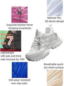 Saltos altos pretos de plataforma alta e sola grossa para mulheres, Estilo punk com decoração metálica e pingente de corrente, Sandálias de malha respiráveis, de secagem rápida e resistentes a odores, adequadas para o Halloween, Acessórios para sapatos estilo metal punk dark com caveira e cruz, Sapatos casuais versáteis e fashion, Sapatos de corrida de sola macia e amortecedora, Adequados para uso diário, encontros, exercícios e escritório, Salto de cunha de 7 cm, bico redondo e cadarço, leve e antiderrapante