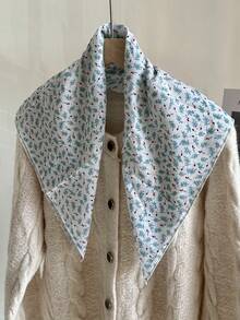 1条女士真丝围巾，小巧精致，碎花图案密集装饰，复古发带款式，适合搭配连衣裙