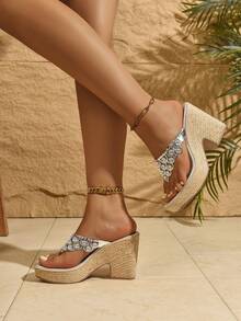 女士金色人字拖凉鞋，波西米亚风绳底，厚底坡跟。时尚春夏包头粗跟凉鞋。适合日常穿着、派对、度假、聚会、宴会、婚礼、时装秀等场合。可搭配吊带背心、T恤、衬衫、比基尼、半身裙、连衣裙、短裤等。 - 銀色 - 查看 4