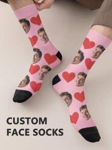 1 paire de chaussettes mi-longues personnalisées pour hommes. Mettez n'importe quel visage sur les chaussettes, chaussettes personnalisées avec photos, chaussettes amusantes et personnalisées moyennes et longues, convenant pour des occasions comme la Saint-Valentin, les anniversaires et les cadeaux.