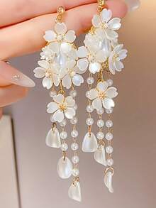 一对白色花朵仿珍珠耳环，法式浪漫风格锌合金耳环，优雅百搭，适合日常佩戴或作为节日礼物/情人节配饰。 - 白色 - 查看 3