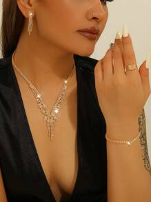 Europäischer und amerikanischer Luxus V-Ausschnitt Kupfer & kubische Zirkonia Schmuckset: 1 Halskette, 1 Paar Ohrringe, 1 Armband und 1 Ring; geeignet für den täglichen Gebrauch, Hochzeiten, Partys und andere Anlässe.