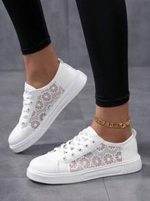 Calçado Casual Feminino de Verão em Renda Vazada e Malha Respirável, Tênis Brancos Leves, Adequados para Enfermeiras, Estudantes e Uso Diário