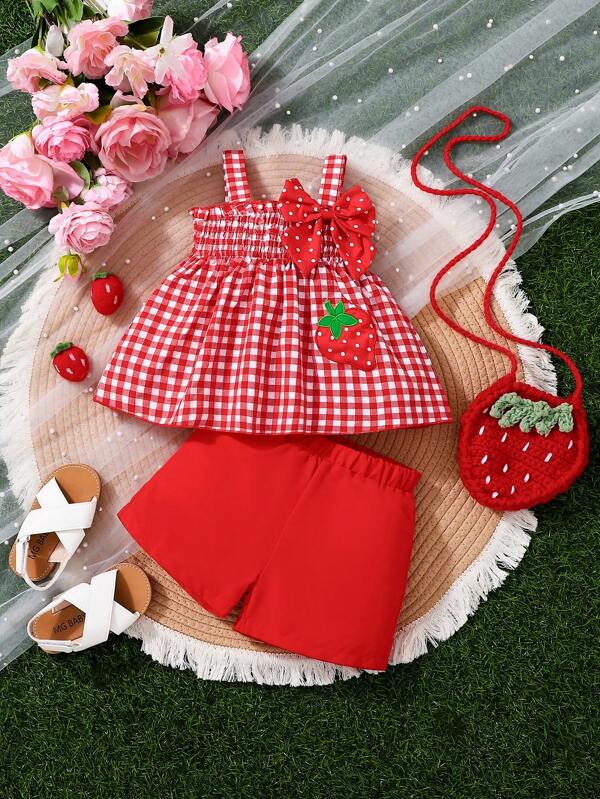 Ensemble d'été pour fille avec Top à bretelles imprimé à carreaux avec application de fraise, détail nœud et short unicolore de couleur unie