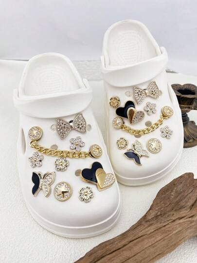 18 قطعة/مجموعة من مشابك الأحذية مزينة بسلسلة ذهبية وعقدة بيضاء وفراشات مرصعة بالراين والقلوب والنجوم والزهور ، إكسسوارات متعددة الاستخدامات للنساء لتزيين الصنادل والأحذية الشاطئية والحقائب، مناسبة لأعياد الميلاد والمناسبات الرسمية