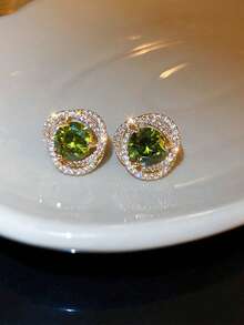 一对绿色水钻螺旋花朵耳钉，时尚优雅，适合派对和日常佩戴。