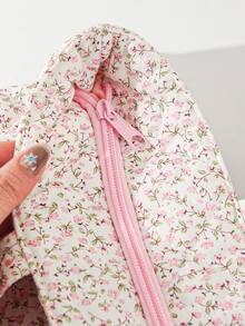 1个粉色碎花手提包旅行化妆包，时尚休闲大容量便携拉链化妆包，旅行度假必备化妆包，可收纳卫生巾、卫生棉、有线耳机、耳塞、头戴式耳机、充电器、口红、化妆品、香水、护肤品和美容产品，家居装饰，适合妈妈、女性、护士、学生、女学生、钥匙、节日礼物、旅行必备、旅行、情人节、房间装饰、钱包必备、女士化妆包、钱包必备物品、邮轮必备、设计师手提包、基础款、梳妆台必备、房间、可爱化妆包 - 粉色 - 查看 5