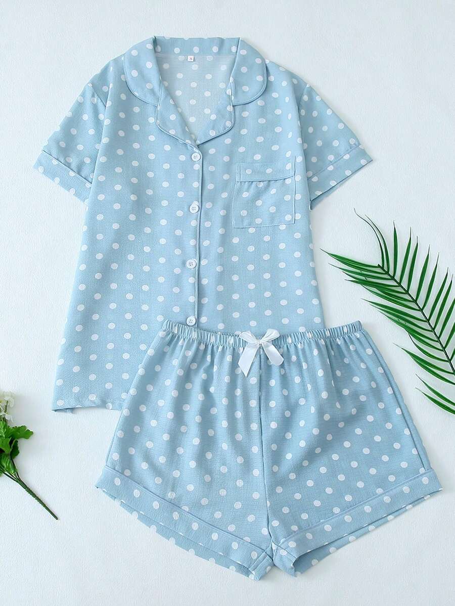 Conjunto de pijama de 2 piezas con top de manga corta y shorts con estampado de lunares, en color azul claro fresco