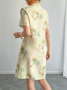 女式旗袍灵感中式立领纽扣杏色中国风印花短袖迷你连衣裙，宽松休闲改良旗袍，中式连衣裙，优雅适合节日、派对 - 杏色 - 查看 2