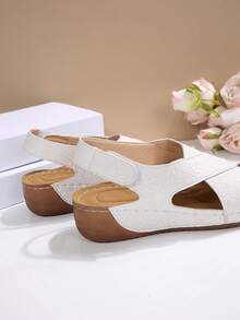 舒适时尚百搭纯色和流行艺术印花波西米亚风男女款运动交叉带钩环凉鞋，适合春夏季海滩、居家、办公室、户外穿着，女式厚底厚底凉鞋 - 白色 - 查看 4