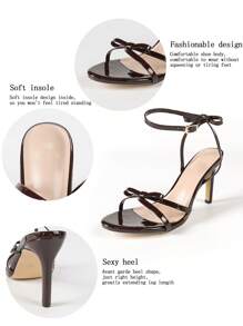 Sandali con tacco alto sottile, punta tonda, allacciatura a fiocco e fibbia sulla parte posteriore, stile minimalista casual, ideali per eventi di moda e feste, colore marrone caffè