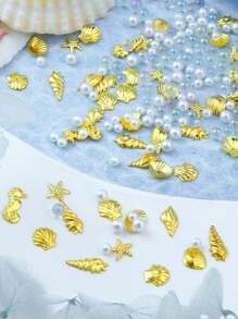 Accessoires artisanaux en métal à rivets thème océanique d'été pour la fabrication de bijoux en résine époxy, 1 sac avec motifs de coquillages, étoiles de mer, hippocampes et faux perles, idéal pour les décorations de projets artisanaux DIY