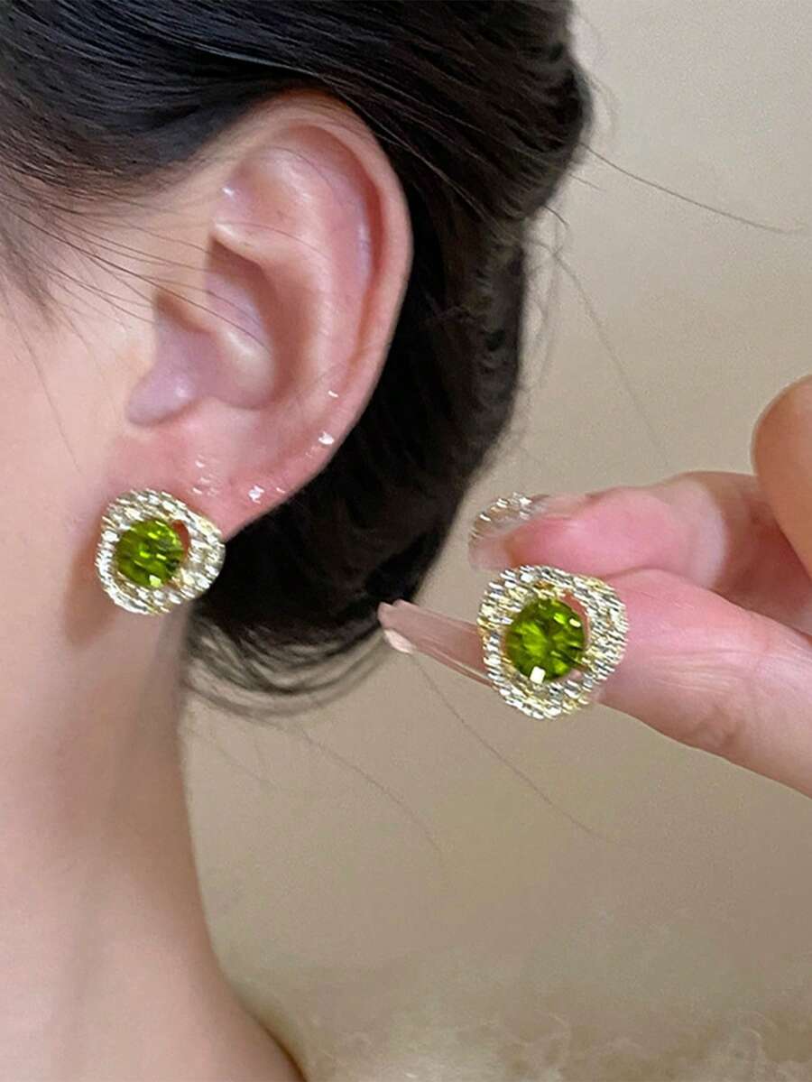 一对绿色水钻螺旋花朵耳钉，时尚优雅，适合派对和日常佩戴。