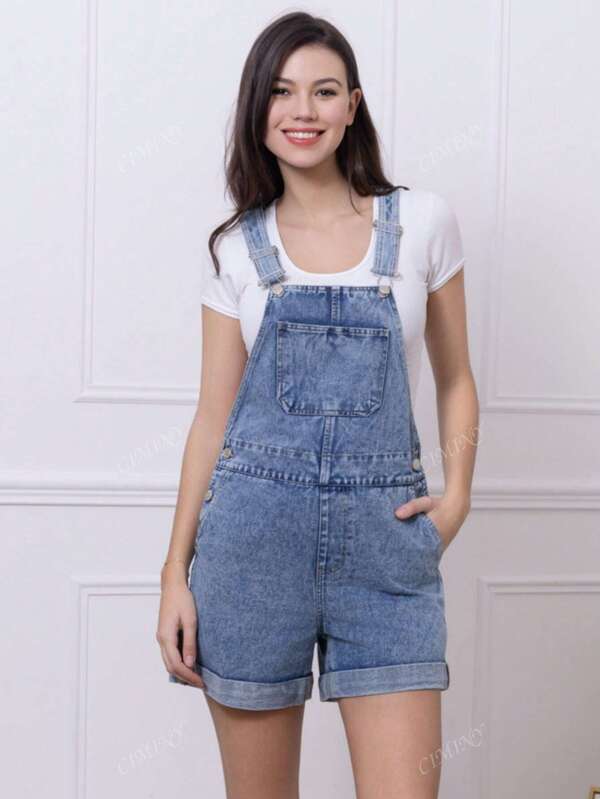 -Macacão curto jeans -Bolsos quadrados de remendo na frente -Alças ajustáveis -Bolsos estilo western -Bolsos casuais com botões