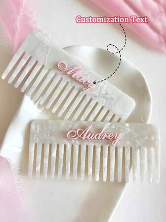 1 Gepersonaliseerde elegante retro-acetaatkam voor dames met naamontwerp met imitatieparels - uniek haaraccessoire geschikt voor vrouwen, perfect cadeau voor haar, verjaardag, bruidsmeisje, bruid, moeder, multifunctioneel, sierlijk, letter, effen kleur, prachtig, stijlvol, vintage, modern, kleurrijk, vrije tijd, basics, casual, zacht, uniek, op maat gemaakt, gepersonaliseerd, ideaal cadeau voor haar, vriendin, haar, vriend, vrienden