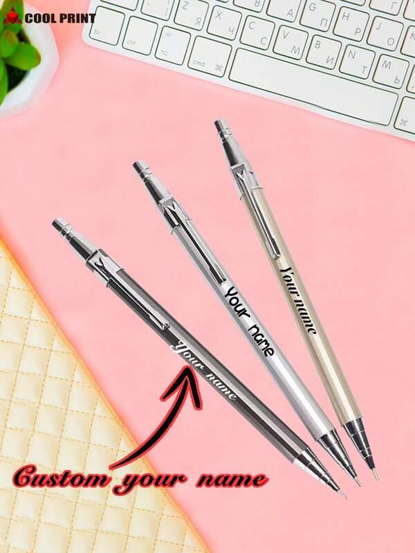 1 pièce de crayon mécanique personnalisé avec un nom. Il est fabriqué en métal de haute qualité, il a une sensation chaleureuse et délicate, et il a du poids en main, montrant que le matériau métallique haut de gamme est durable et ne s'use pas et ne se déforme pas facilement