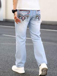 Pantalones jeans para hombres en denim azul claro con detalles de bordado en los bolsillos traseros, tela suave y elástica, ideales para estilos casuales y modernos - Lavado ligero - Ver 2