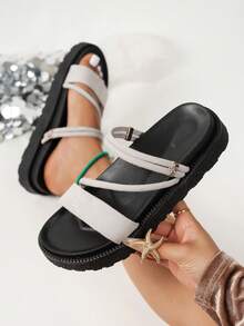 Papuci anti-alunecare cu talpă groasă noi, pantofi de plajă cu fund moale în aer liber la modă, șlapi pentru femei cu decor metalic