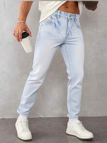Jeans para hombre en azul claro con detalles de bordado en los bolsillos traseros, tela suave y elástica, ideal para estilos casuales y versátiles - Lavado ligero - Ver 4