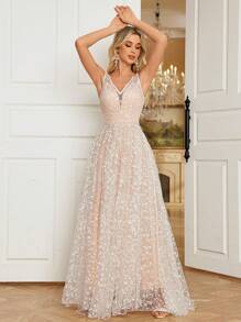 Vestido de noiva romântico com decote em V, sem mangas, bordado em renda, comprimento até o chão