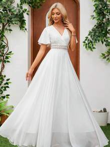 Vestido de Noiva com Mangas Sino em Chiffon Branco, Cintura Marcada e Saia Longa e Rodada